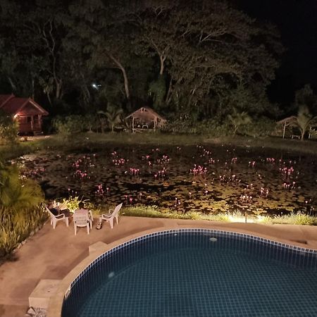 Bua Daeng Homestay Resort Kumphawapi Kültér fotó