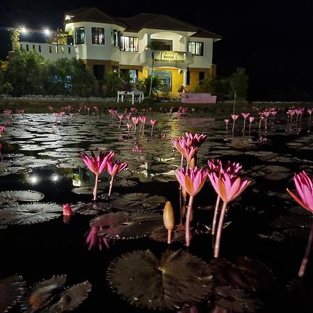 Bua Daeng Homestay Resort Kumphawapi Kültér fotó