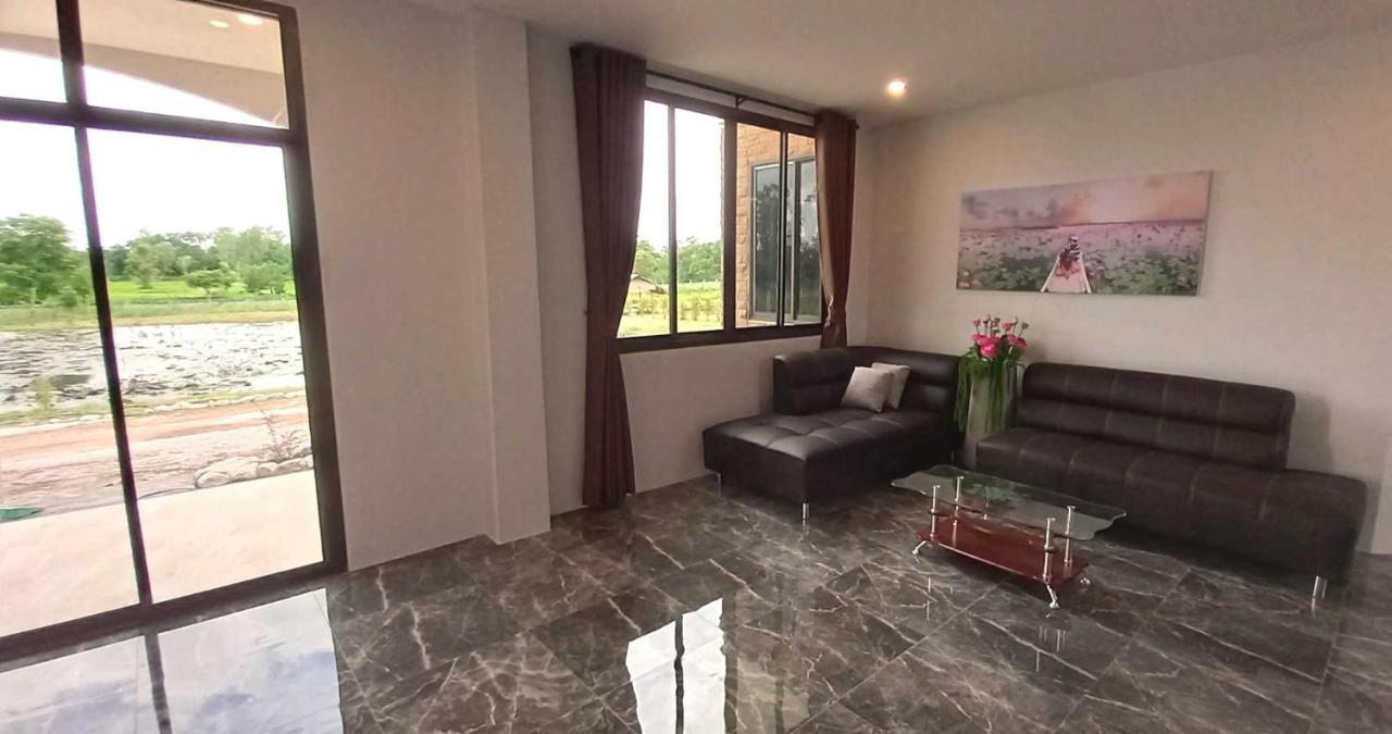 Bua Daeng Homestay Resort Kumphawapi Kültér fotó