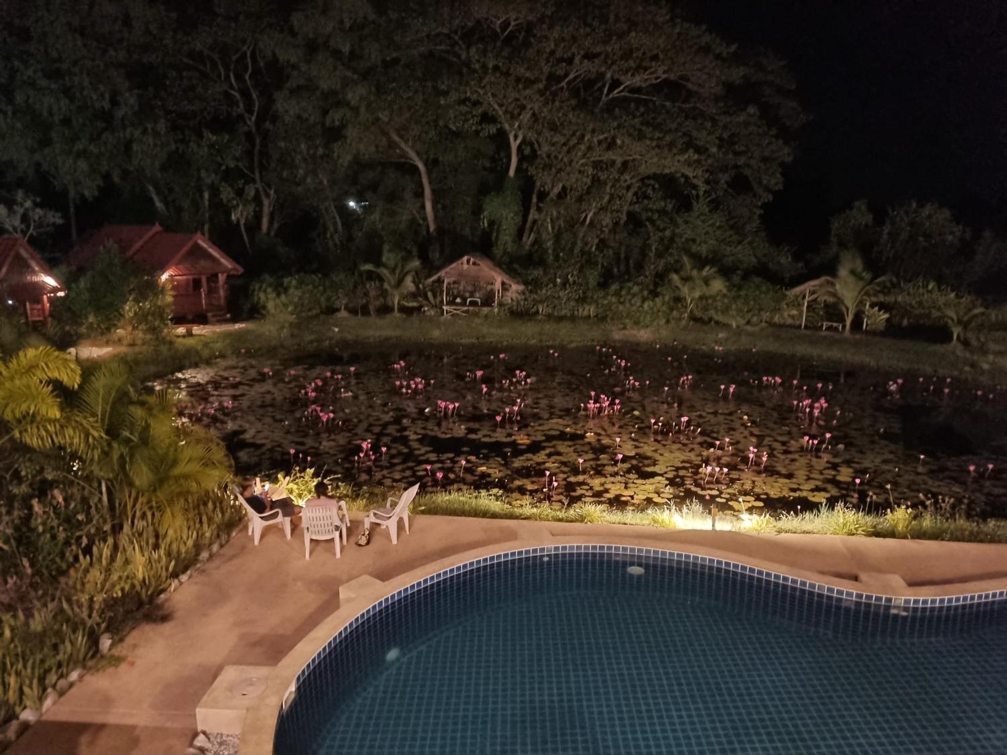 Bua Daeng Homestay Resort Kumphawapi Kültér fotó