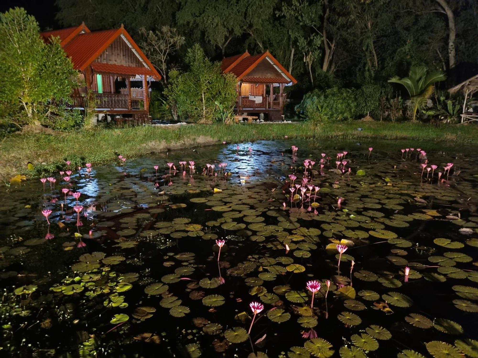 Bua Daeng Homestay Resort Kumphawapi Kültér fotó