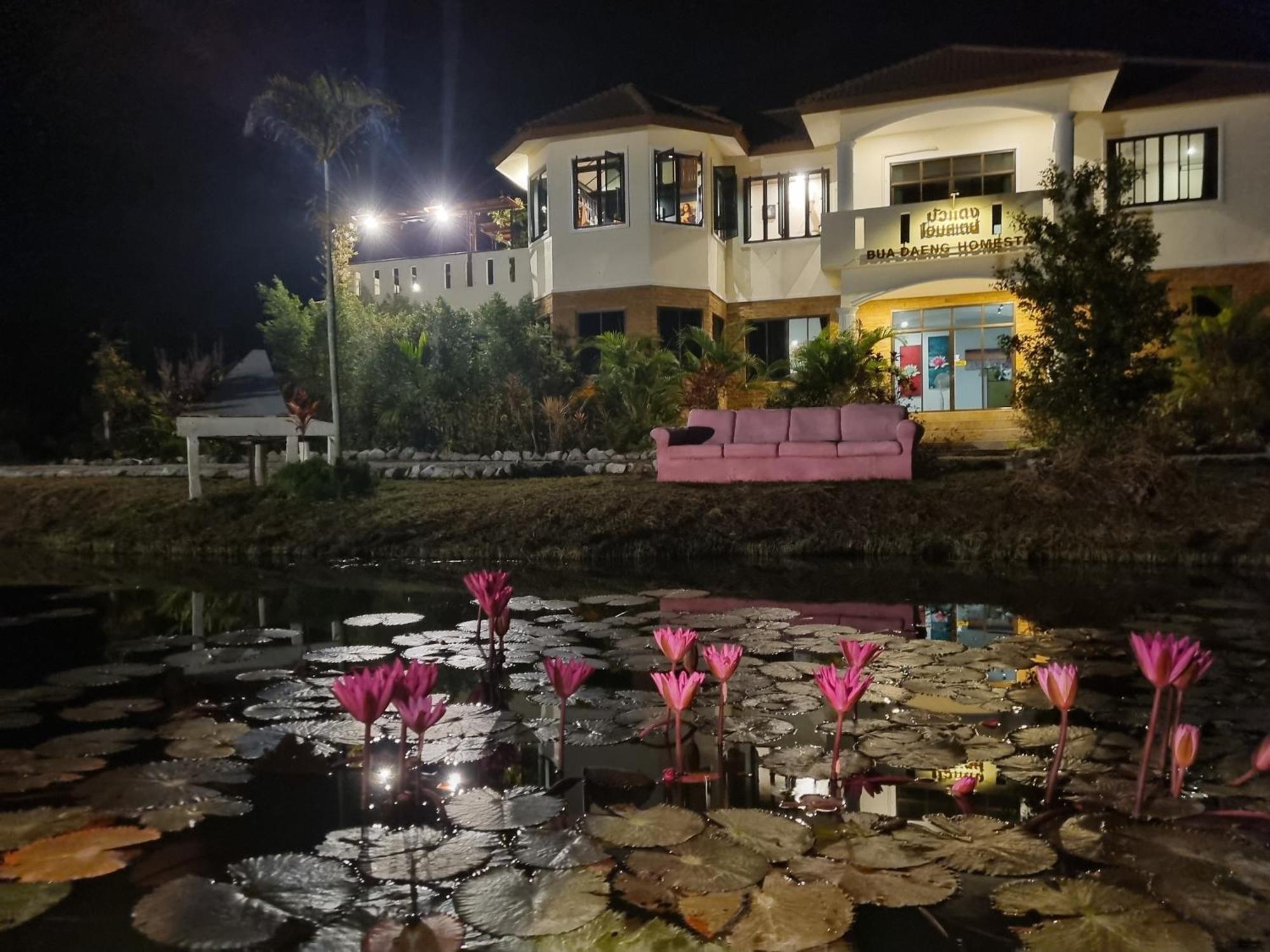 Bua Daeng Homestay Resort Kumphawapi Kültér fotó