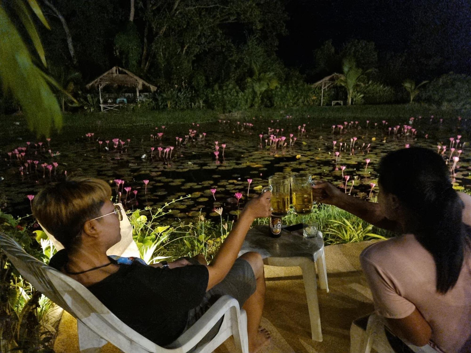 Bua Daeng Homestay Resort Kumphawapi Kültér fotó