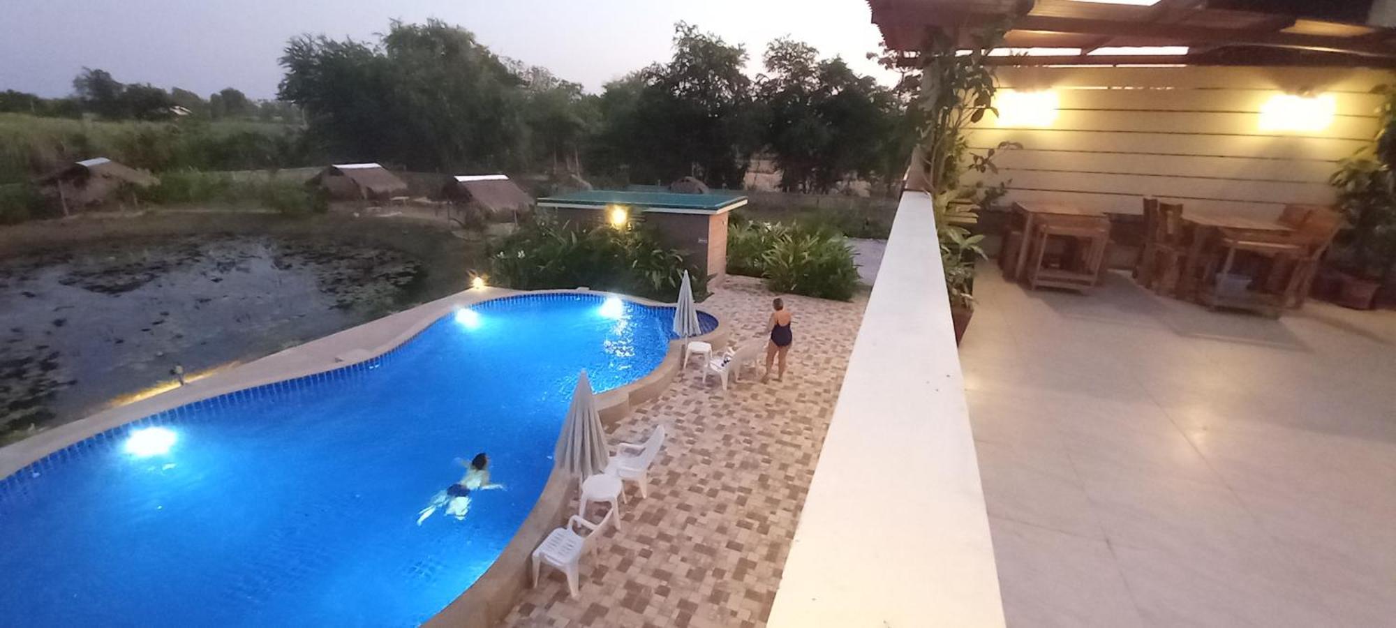 Bua Daeng Homestay Resort Kumphawapi Kültér fotó