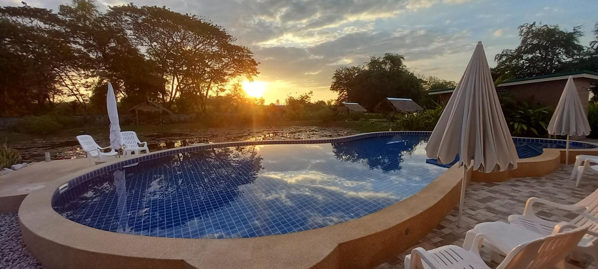 Bua Daeng Homestay Resort Kumphawapi Kültér fotó
