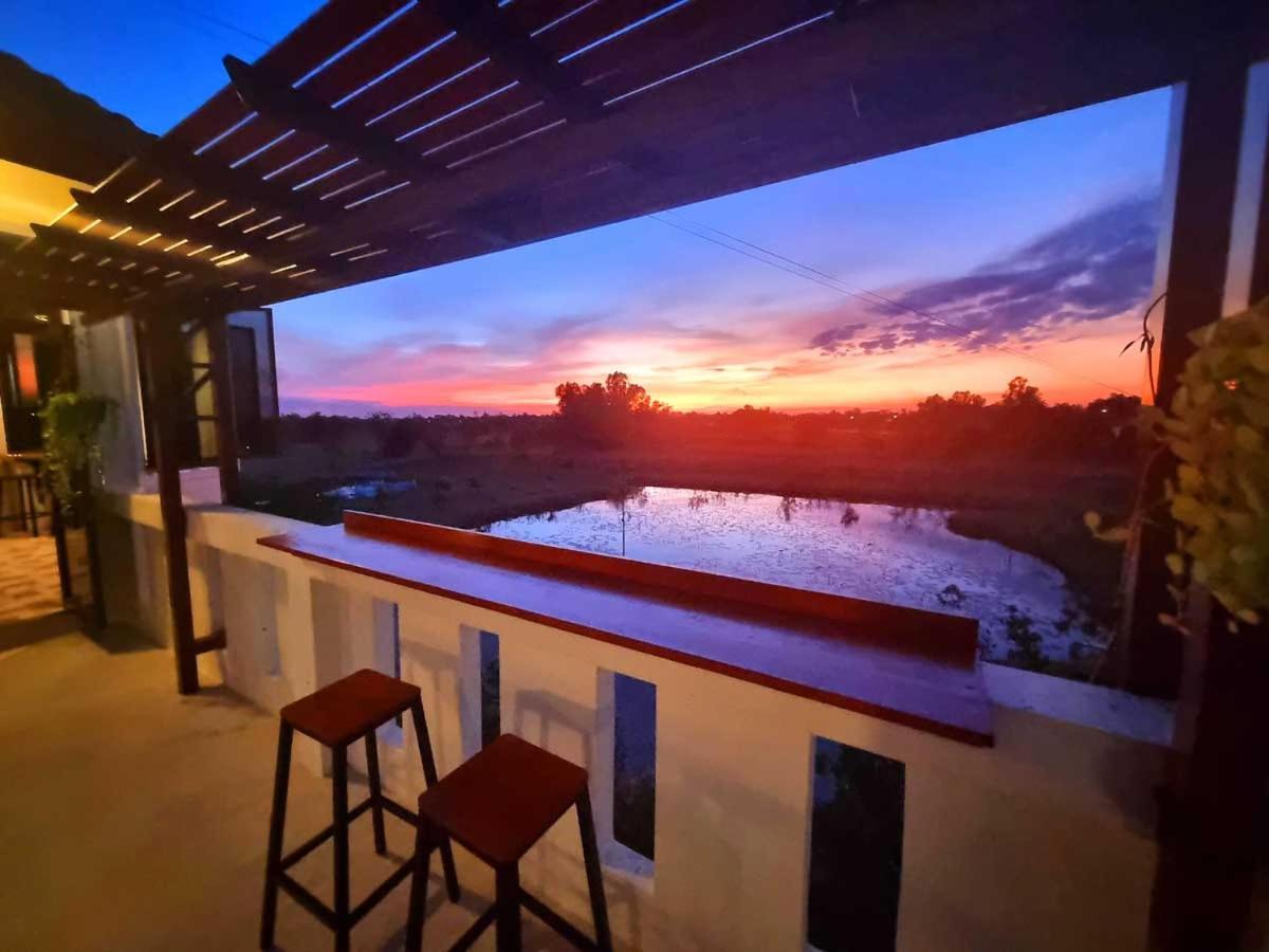 Bua Daeng Homestay Resort Kumphawapi Kültér fotó