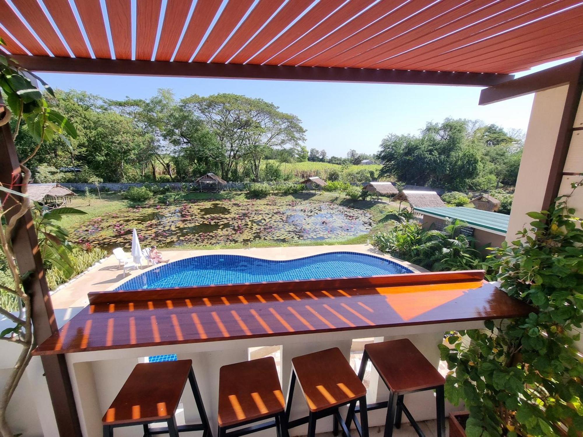 Bua Daeng Homestay Resort Kumphawapi Kültér fotó