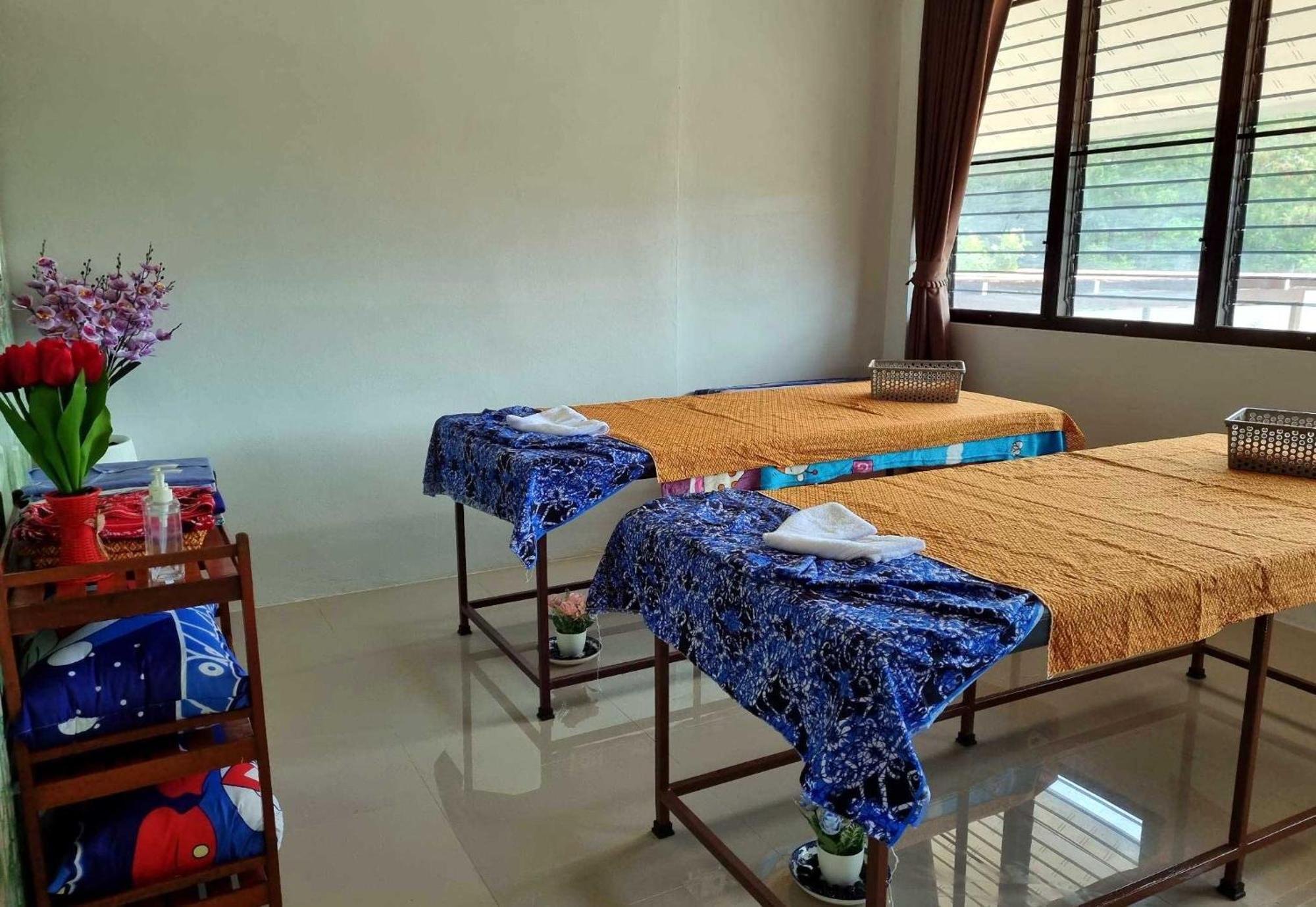 Bua Daeng Homestay Resort Kumphawapi Kültér fotó