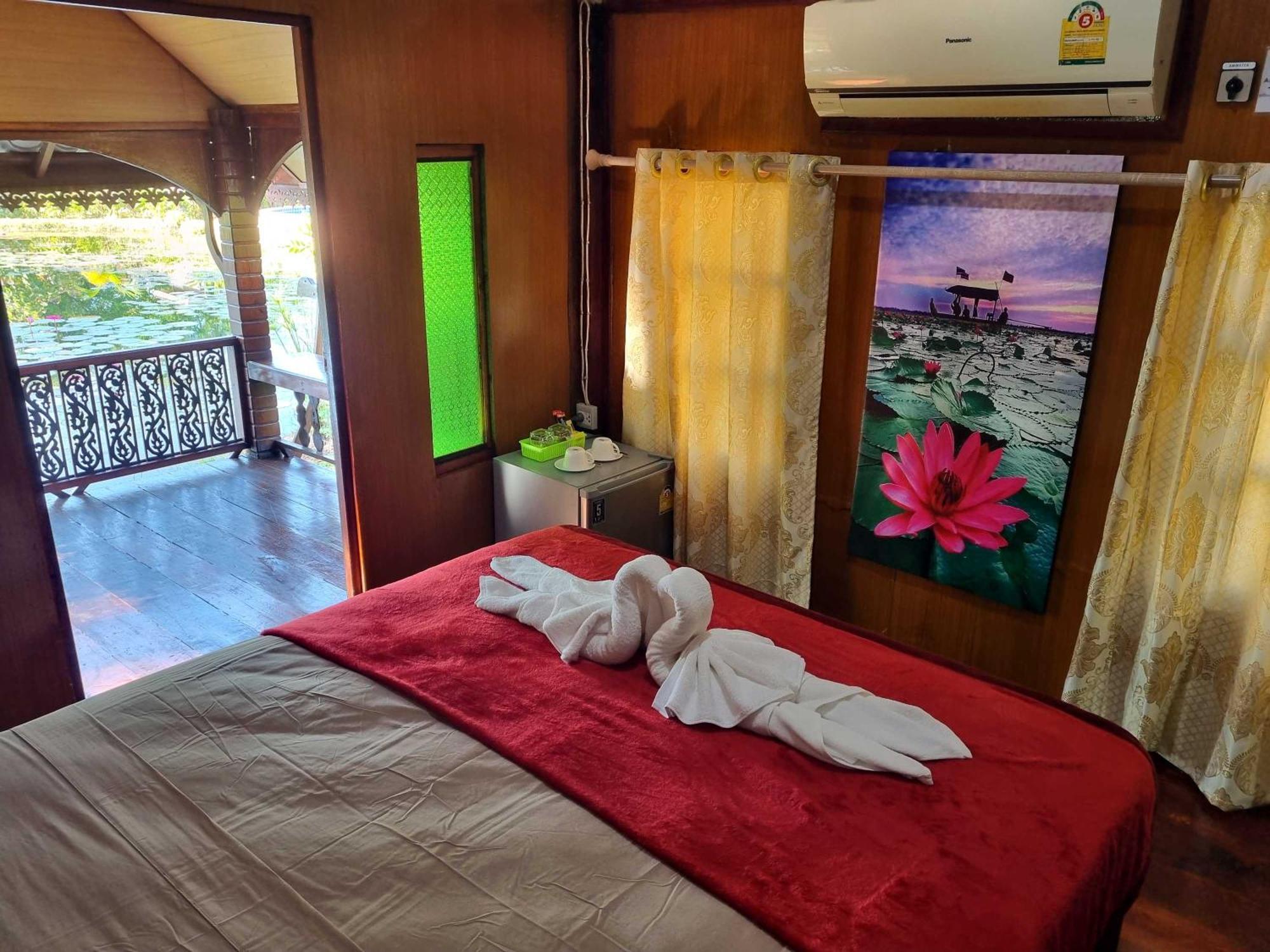 Bua Daeng Homestay Resort Kumphawapi Kültér fotó
