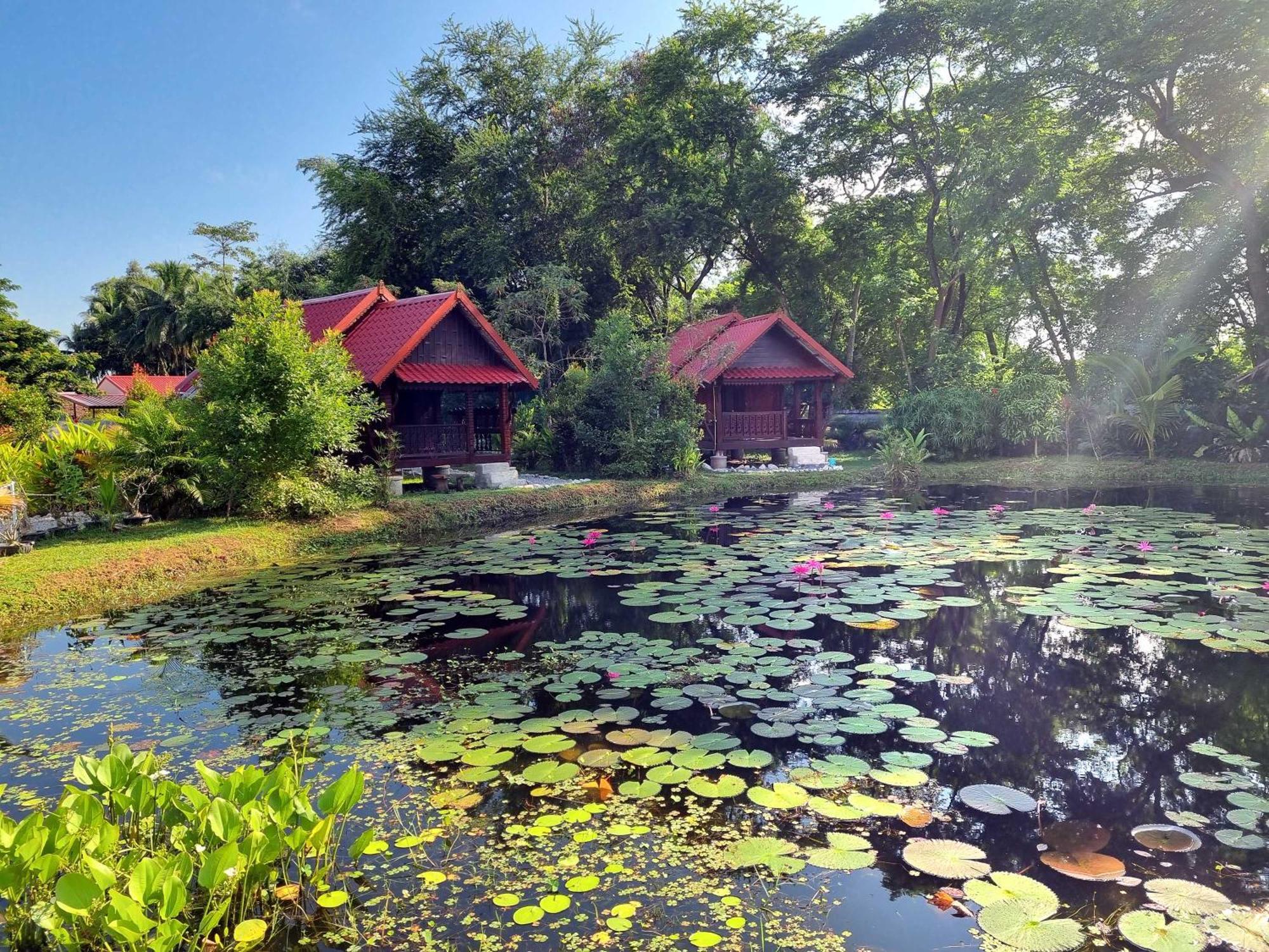 Bua Daeng Homestay Resort Kumphawapi Kültér fotó