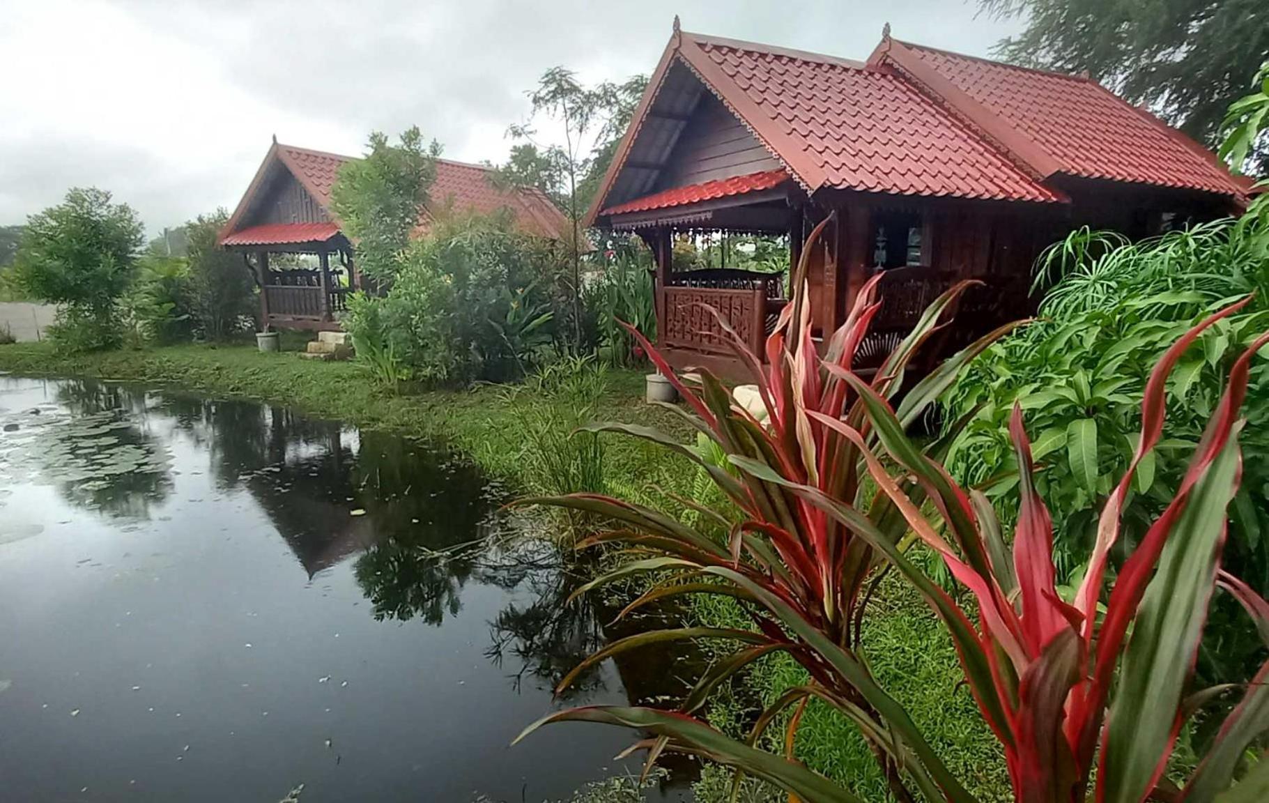 Bua Daeng Homestay Resort Kumphawapi Kültér fotó