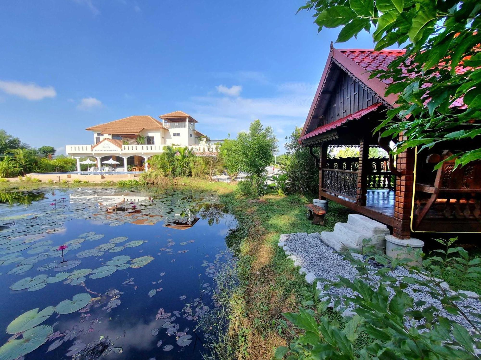 Bua Daeng Homestay Resort Kumphawapi Kültér fotó