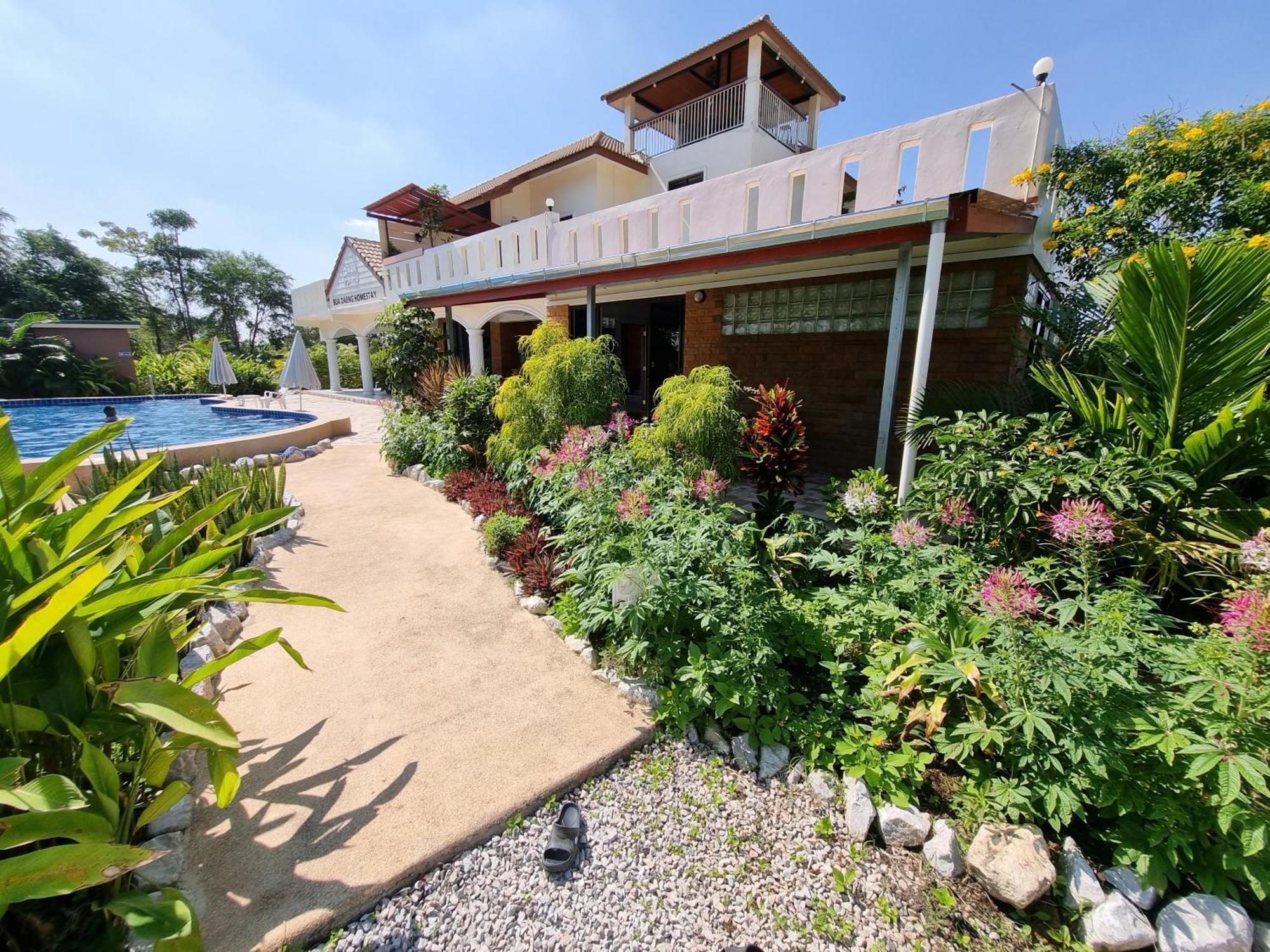 Bua Daeng Homestay Resort Kumphawapi Kültér fotó