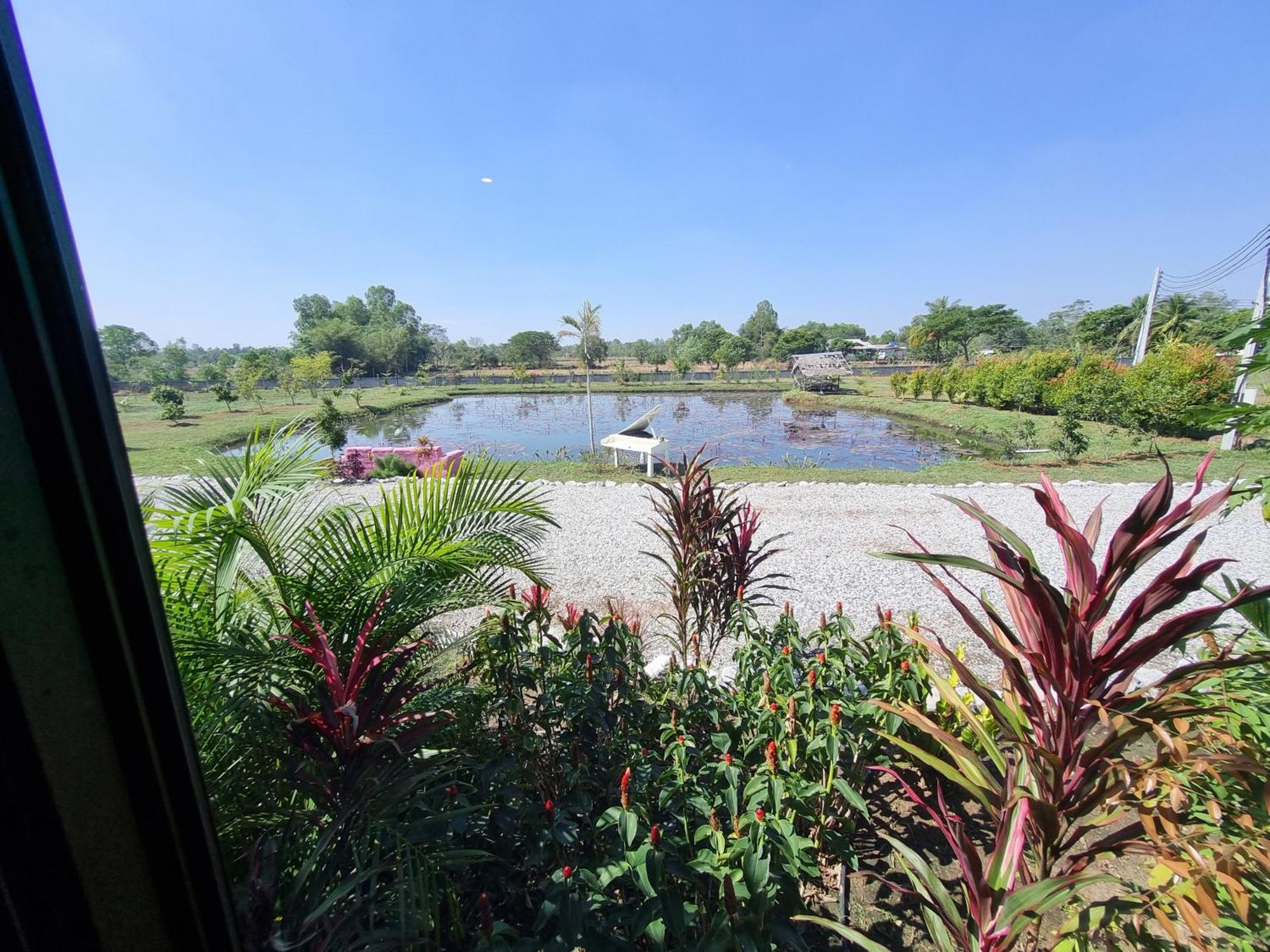 Bua Daeng Homestay Resort Kumphawapi Kültér fotó