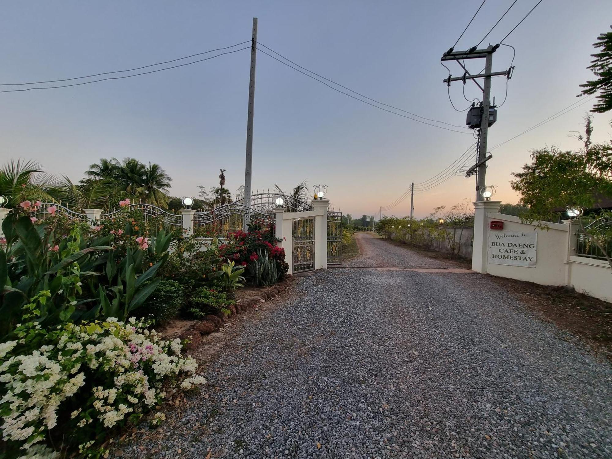 Bua Daeng Homestay Resort Kumphawapi Kültér fotó